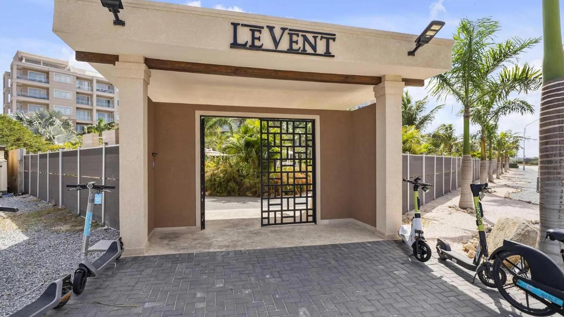 Beach View- Scenic View Penthouse 2Br Condo- Lv607 Palm Beach