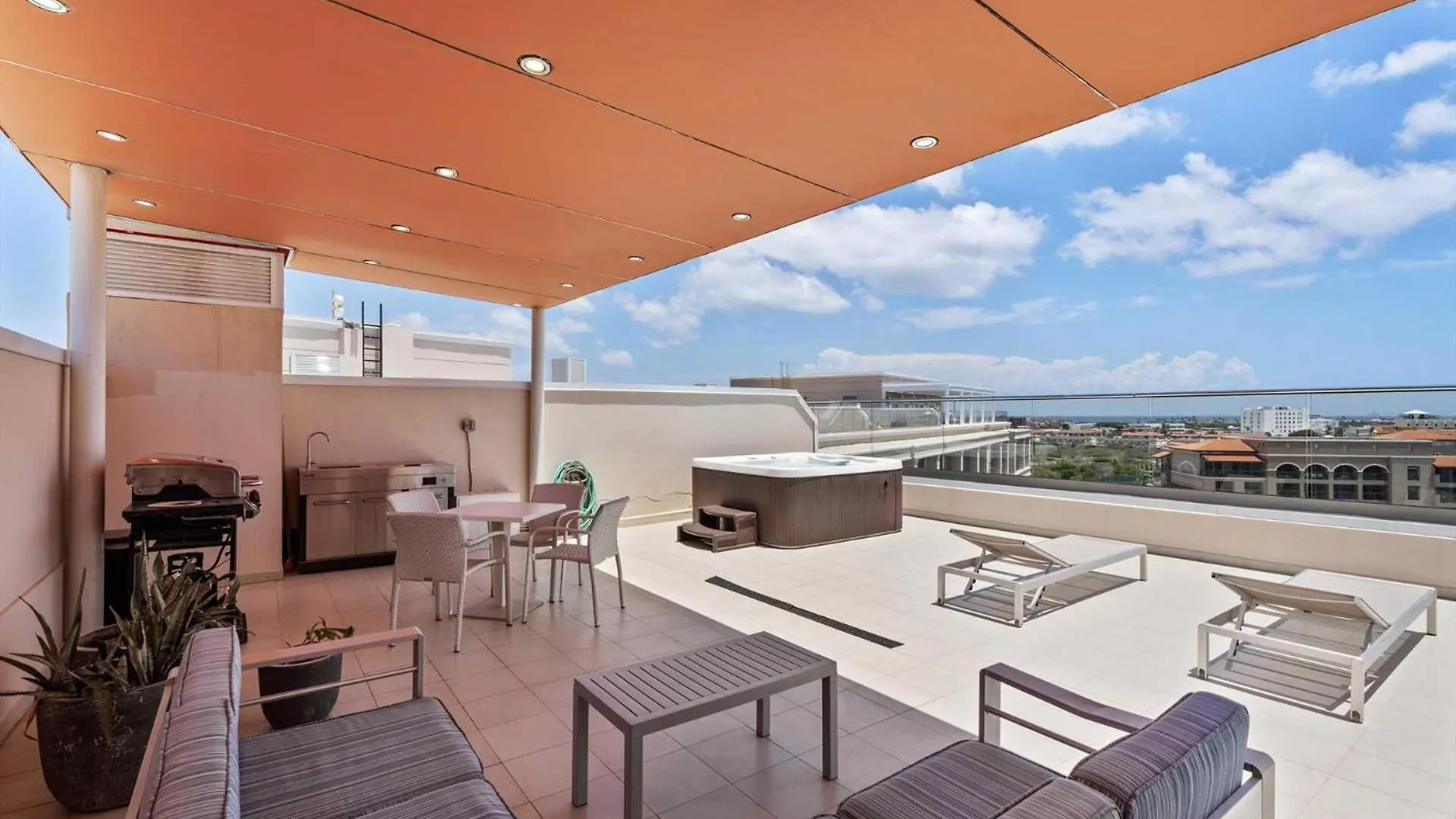 Beach View- Scenic View Penthouse 2Br Condo- Lv607 Palm Beach